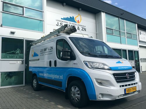 Bedrijfsbus van Smit Loodgieter en Dakdekker